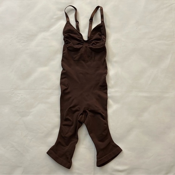 SKIMS SEAMLESS SCULPT MID THIGH BODYSUIT NWOT SIZE M - Picture 1 of 2